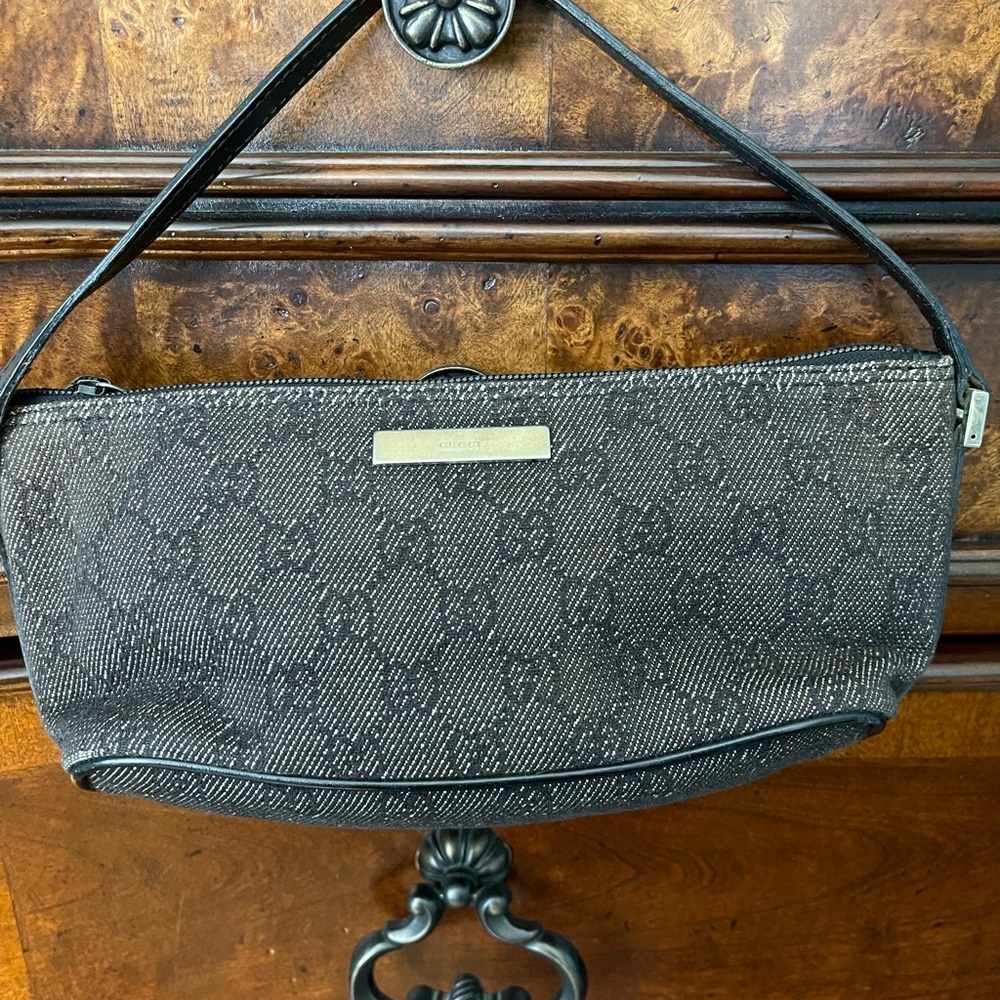 Gucci vintage shoulder pouch bag